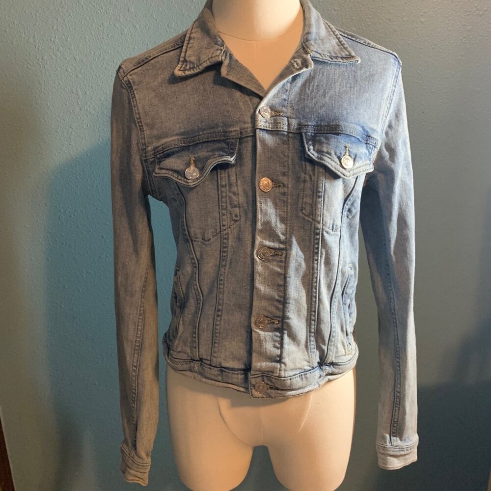H&M women's sz 6 small button-down faded blue jean denim jacket